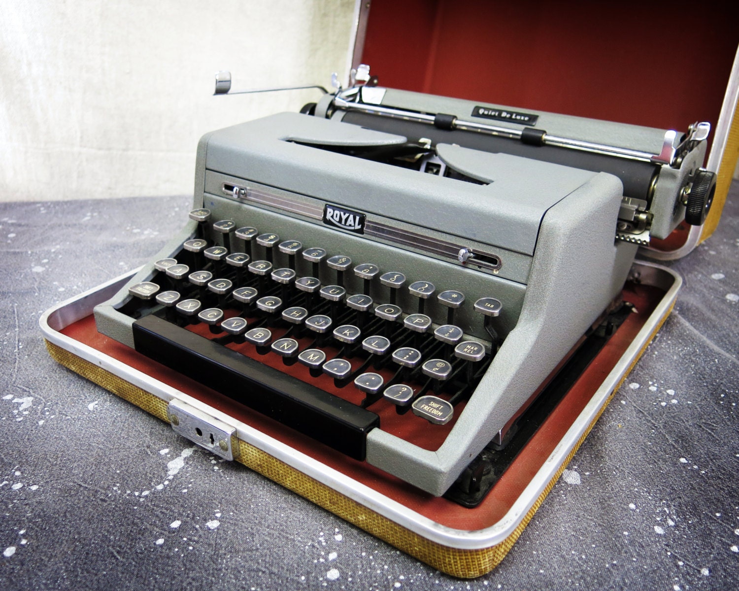 1949 Royal Quiet De Luxe Typewriter With Case // Refurbished