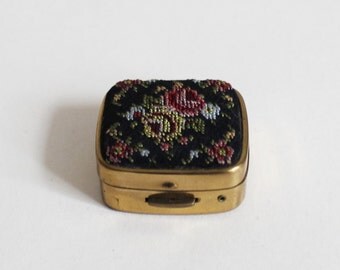 Vintage Petit point pill Doeschen