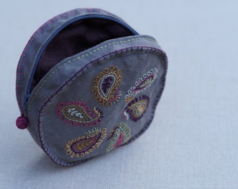 Handembroidered linen pouch, handmade linen clutch, make up purse, coinpurse, round clutch, beauty case