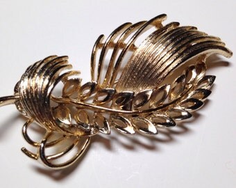 Vintage Signed Lisner Gold Tone Leaf Brooch Pin