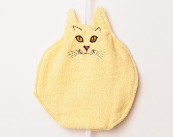 Fat Face Yellow Cat wants to wash with you!