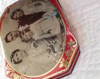 Royal Family 1930s tin litho candy tin
