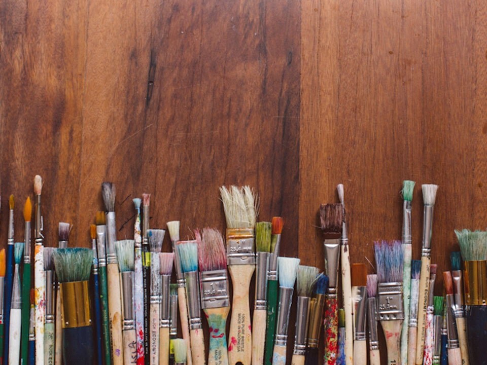 Brochas sobre mesa de madera Brochas sobre mesa de madera