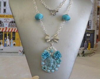 Collier plastron pendentif "La femme à la capuche" turquoise