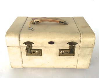 Vintage suitcase / train case