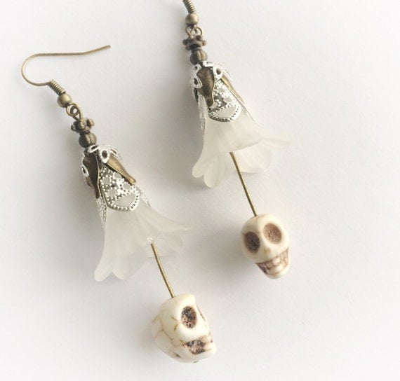 Earrings white flowers and large heads of death skull skull steampunk old school rockabilly burlesque rockabella by Stormglitter steampunk buy now online
