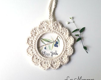 Cadre crocheté, BRANCHE D'OLIVIER aquarelle, pendentif mural
