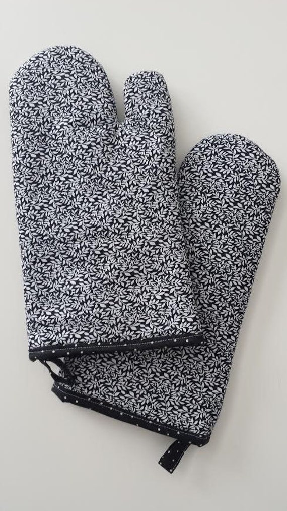 Black and White Oven Mitt Pair Modern Oven by quiltpatternsandmore