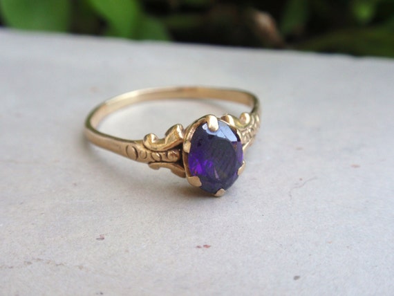 Vintage Ladies Purple Stone Ring 10k yellow gold oval amethyst