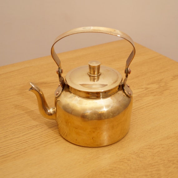 Vintage brass tea / coffee pot / kettle with lid by UKAmobile