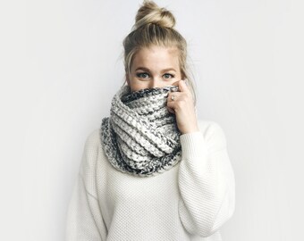 Infinity Scarf, Chunky Knit ⨯ The Léogâne ⨯ in MARBLE GRAY