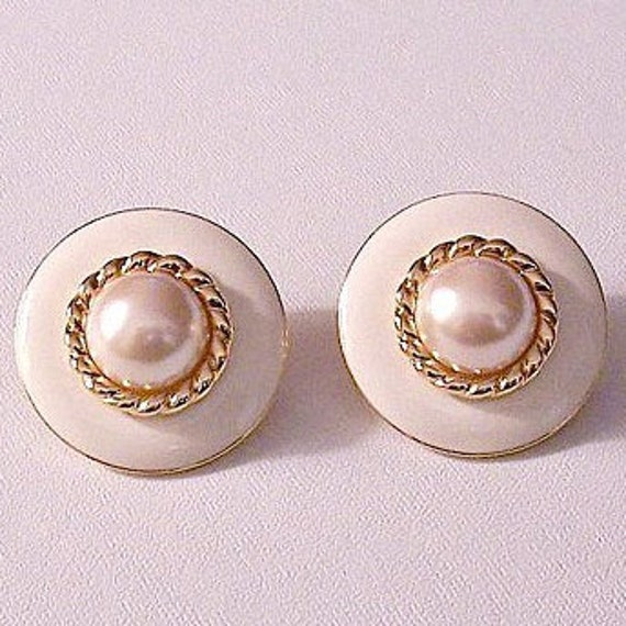 Monet Beige Pearl Clip On Earrings Gold By Prettyvintiquejewels