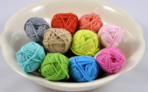 Amigurumi yarn package S03 10 colors of 10 gram skeins.