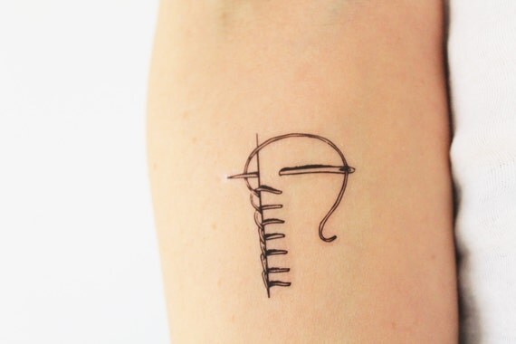 2 tatuajes temporales de la aguja y el hilo tatuaje en la 2 tatuajes temporales de la aguja y el hilo tatuaje en la