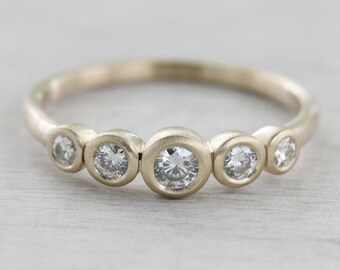 PRÊT à expédier cinq Pierre bague de fiançailles ; 10k or jaune, Moissanite ; Taille 7 - éthique bague de fiançailles, bague de profil bas et respectueux de l’environnement