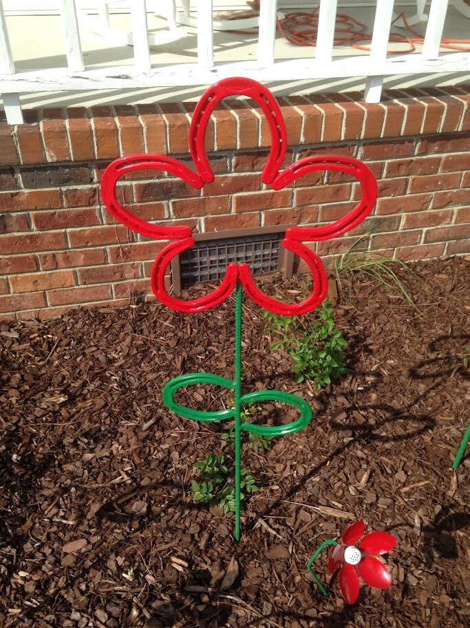 Horseshoe Flower Yard art garden art by FlipflopBottlecaps
