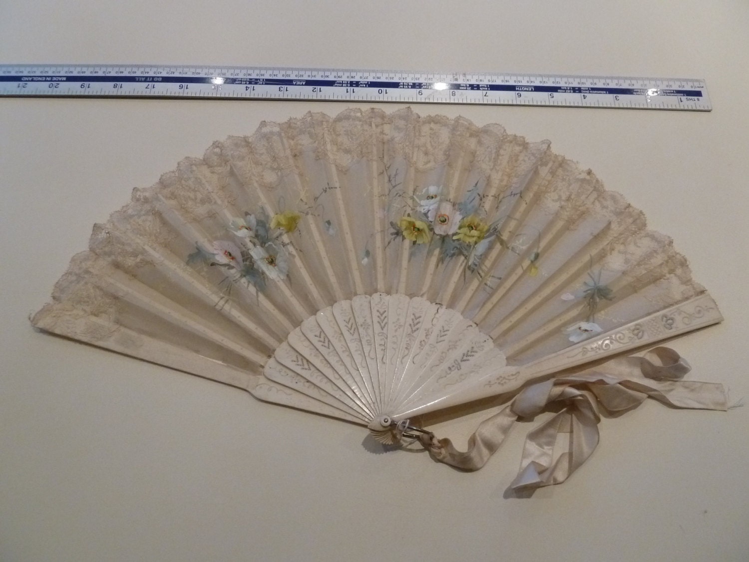 Ladies antique victorian ivory bone and silk hand held fan