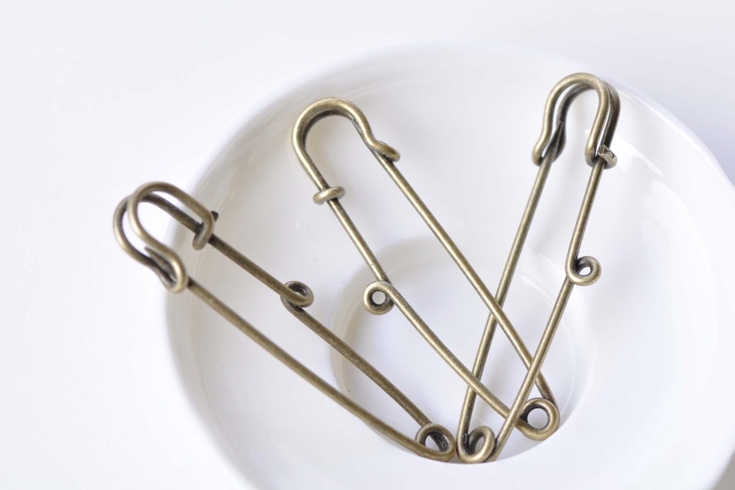 gold kilt pins single loop safety pins broochs 15x58mm set of 10 pcs antique bronze one loop kilt pin safety pins broochs gold kilt pins single loop safety pins broochs 15x58mm set of 10 pcs antique bronze one loop kilt pin safety pins broochs