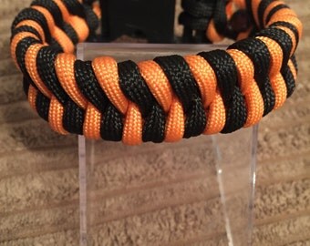 Items similar to Black and Orange Paracord Bracelet on Etsy