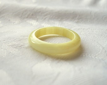 Vintage Lucite Band Ring Cream Color White Size 8