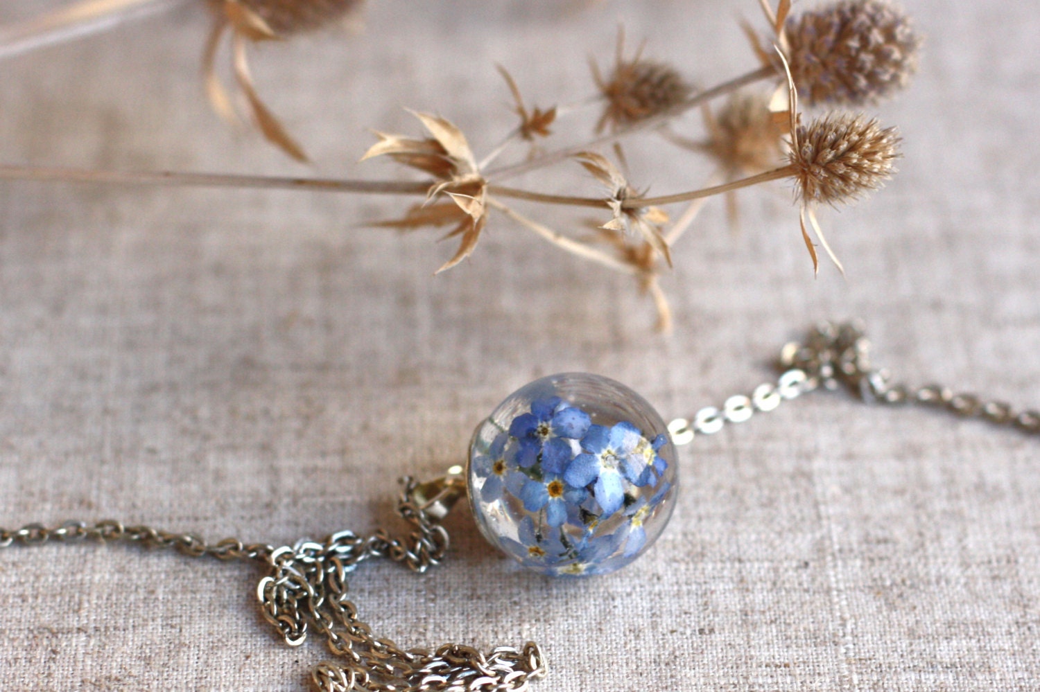 Pendant epoxy resin. Flowers by Dingaya