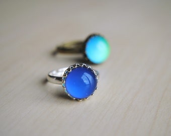 Crown Mini Mood Ring-- Mood Stone -- Silver or Bronze -- Adjustable -- Retro -- Crown Setting - Statement Ring - Color Changing