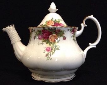 FREE SHIPPING-Woderful-Royal Albert-Bone China-Made England-1962-Old Country Roses-Teapot