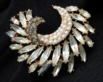 Gorgeous Crown Trifari Rhinestone Brooch