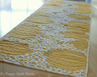 Pumpkin Table Runner, Quilted Fall Table Runner, Autumn Leaves Table Decor, Pumpkin Fall Leaf Table Topper, Orange Gold Table Runner