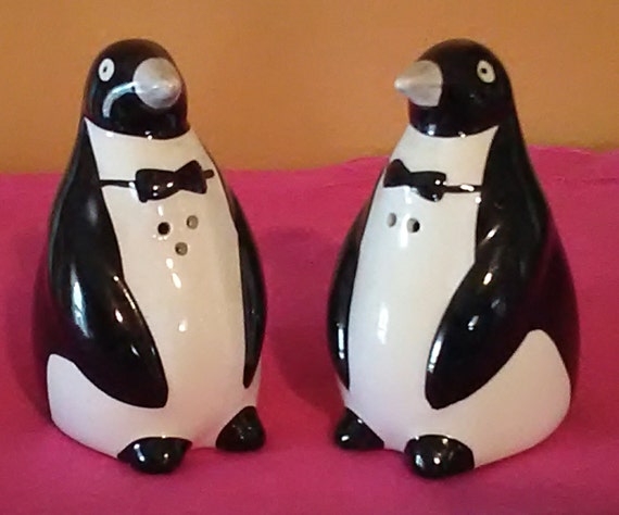 Vintage PENGUINS Salt and Pepper Shakers Penguin Salt