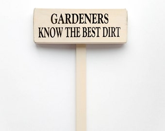 Garden Stake Sign Saying "Gardeners Know The Best Dirt" White Wood Sign With Saying in Black Lettering