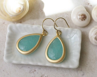 mint and gold earrings, mint earrings, mint glass earrings, mint drop earrings, dangle earrings