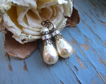 Bridal Dimpled vintage pear shaped earrings, elegant boho