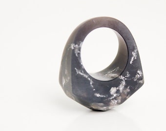 silver flake ring size 6.5 black eco resin faceted ring with silver metallic leaf flakes