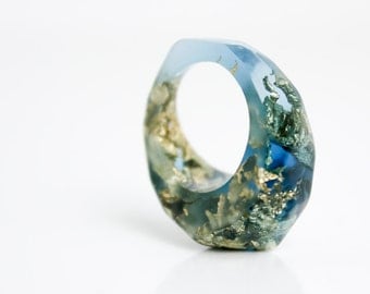 blue pointy size 8 eco resin ring with soft facets featuring gold metallic flakes