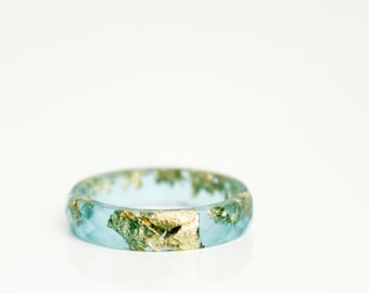 size 8.5 thin multifaceted eco resin ring | ocean blue eco resin featuring gold metallic flakes
