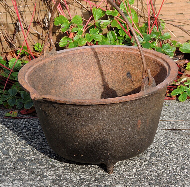 Antique 3legged Cast Iron Gypsy Bean Pot/Kettle.. 9.5