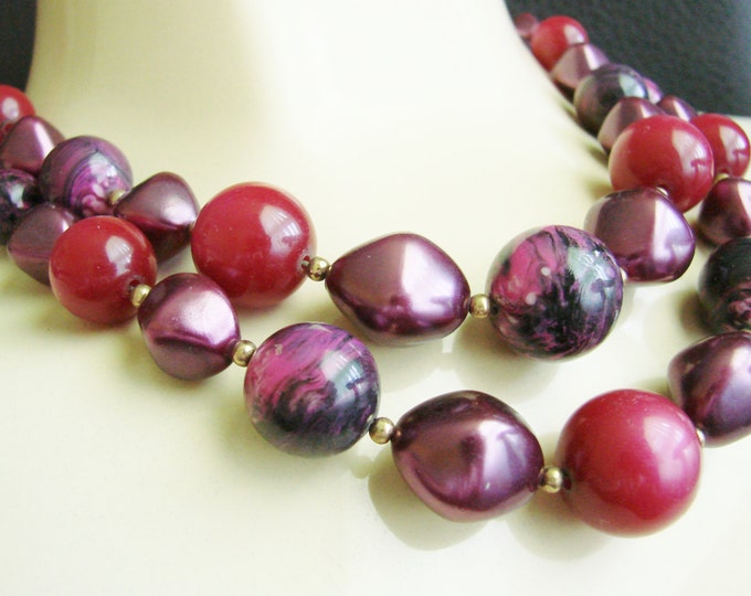 Vintage Lucite Bead Necklace / Cranberry Red / Variegated Purple / Deep Lavender / Jewelry / Jewellery