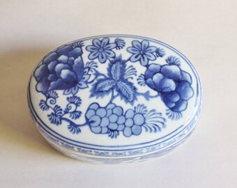 Vintage Blue and white Asian Box