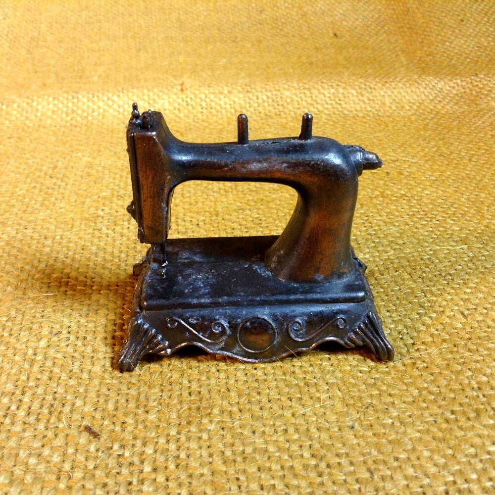 Durham Industries Item no. 3 Sewing Machine made in Hong Kong 1976