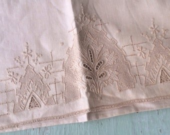Vintage Tea Towel, Needlepoint Tea Towel, Creme Tea Towel, Kitchen Towel, Linen Tea Towel, Vintage Linen, Tea Towel