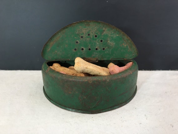 Vintage Old Pal Metal Tin Fishing Bait Worm Tackle Box
