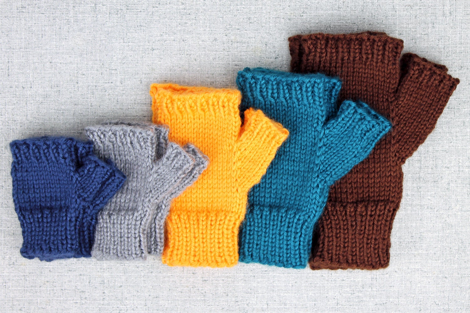 Knitting pattern: Fingerless gloves basic solid color