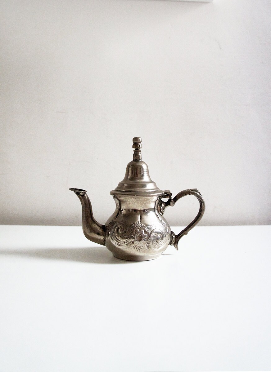 Moroccan Ornate Silver Plated Teapot – Single Serve 8 Oz Kettle With Built-In Strainer
