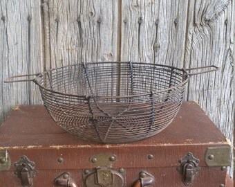 LAGUELLE - Panier avec 48 Pinces ANTIGLISSANTES - Fabrication Française - Panier Blanc - Pinces Assorties (Vert, Bleu, Orange, Rose