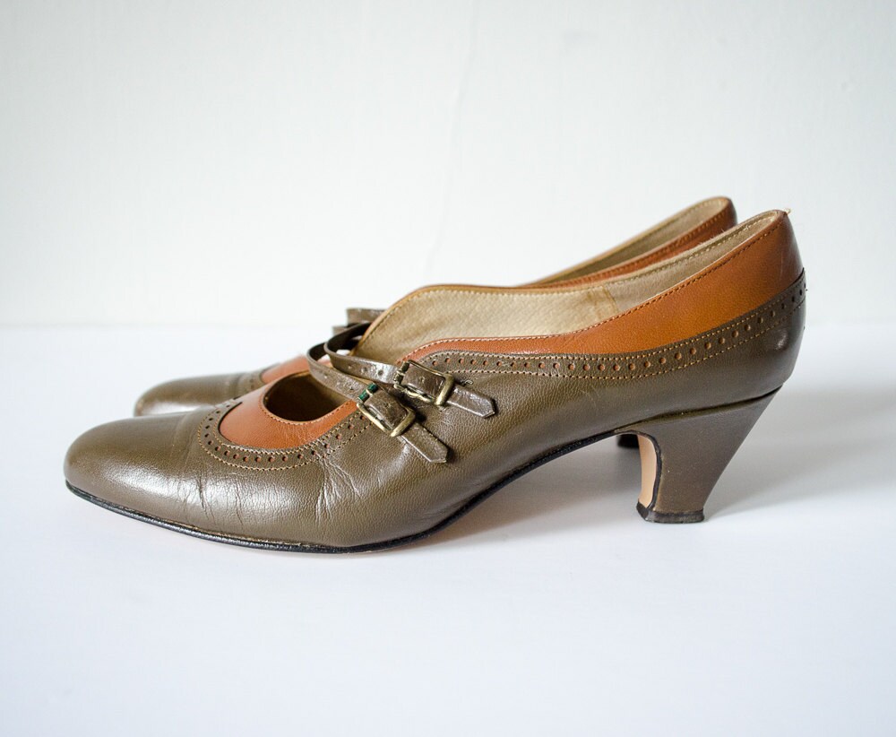 1920s vintage shoes / olive leather wingtip mary janes / size