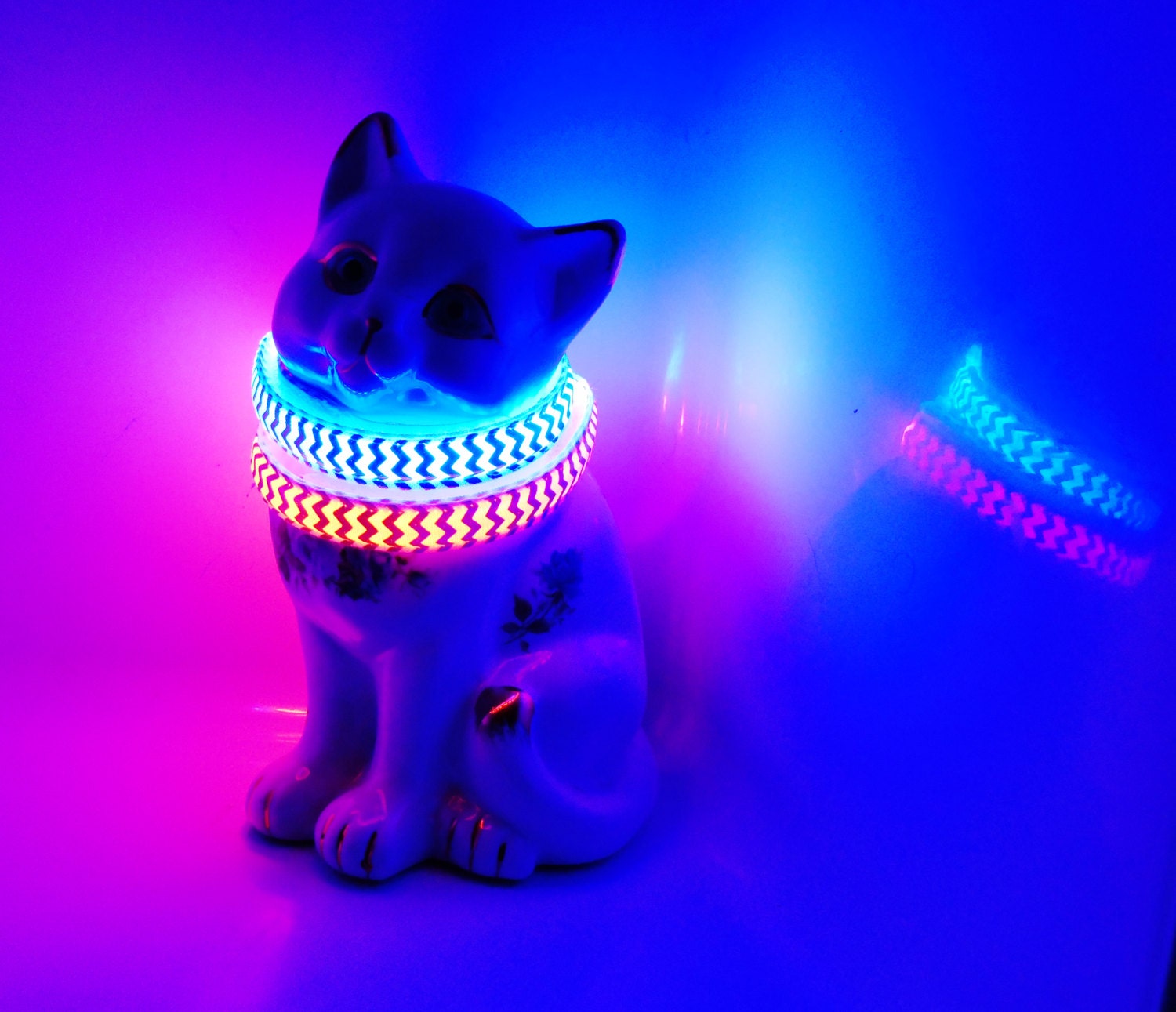 Chevron cat collar lights up in dark break-away LED safety