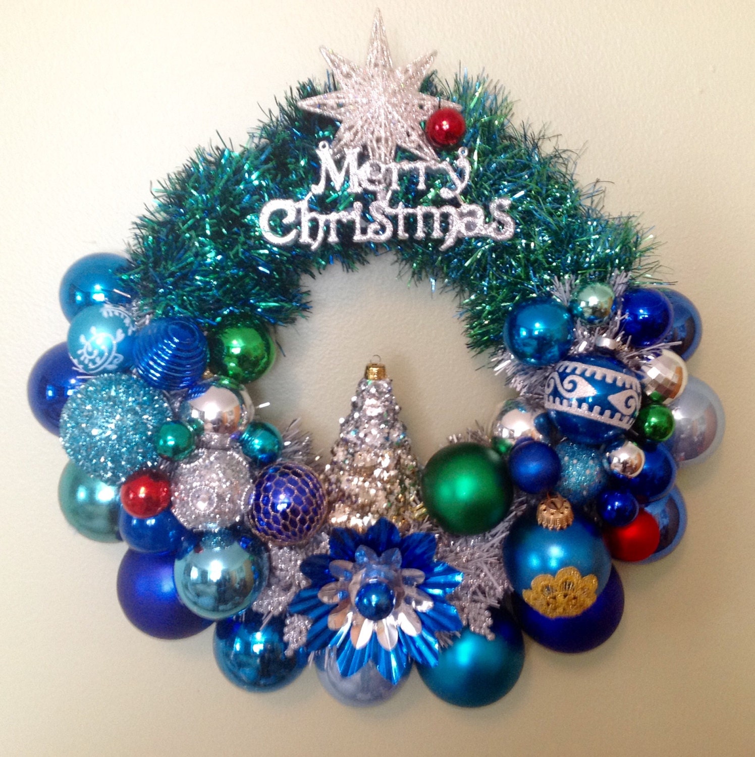 Retro mid mod Christmas ornament wreath.