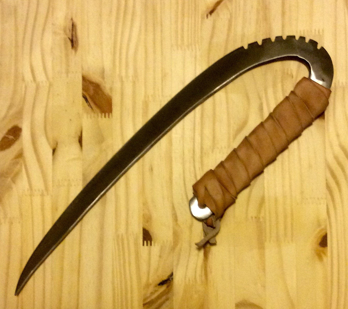 Fast curved fighting knife