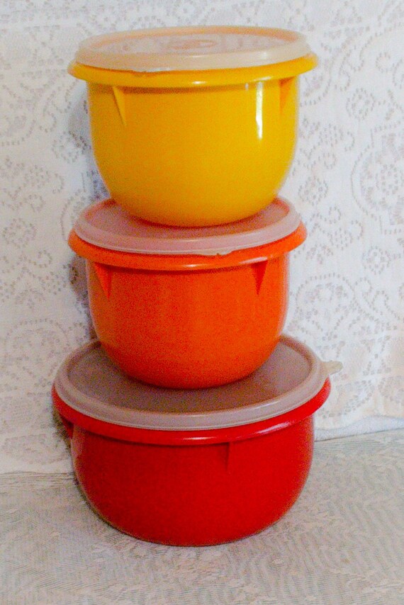 3 Tupperware Mixing Covered Bowls In EXCELLENT